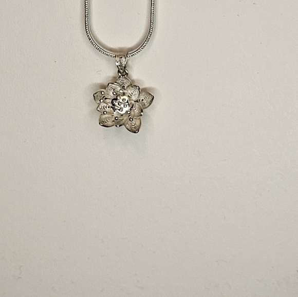 Sterling silver floral pendant necklace - Picture 3 of 8